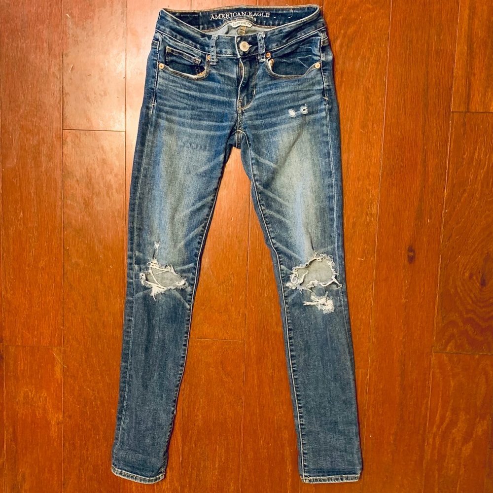 Size 00 American Eagle Distressed Skinny Jean
